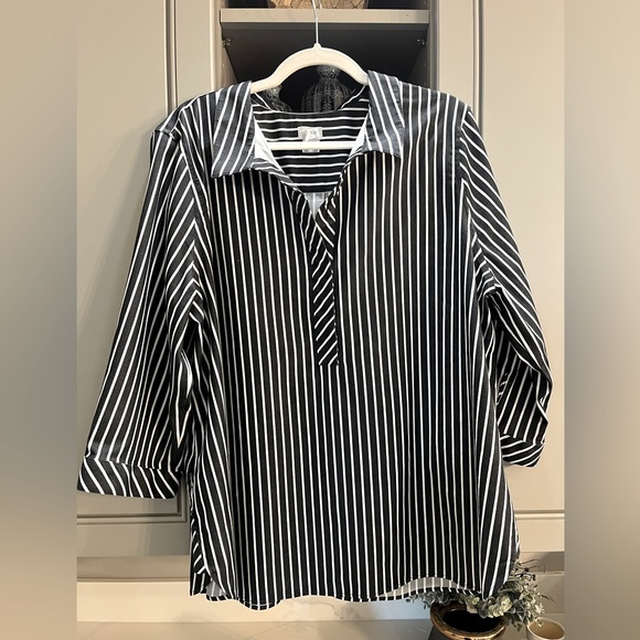 Chico’s partial button down no iron shirt with cute button detail on the back - Picture 1 of 5